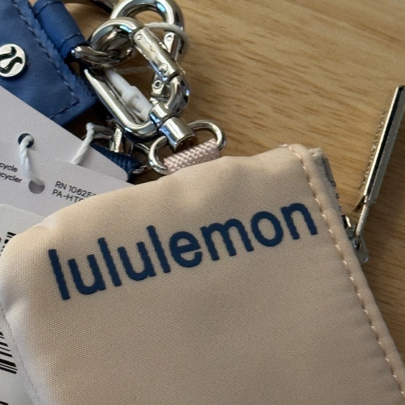 NWT Lululemon Dual Pouch Wristlet Blue Linen Light Ivory NWT - Picture 2 of 8